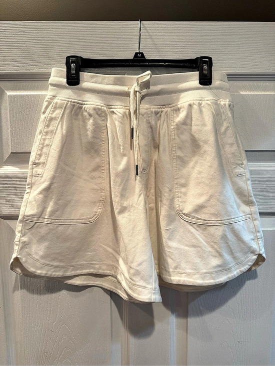 Athleta Pants - Athleta Farallon Midi Short
Color: Magnolia White size Medium